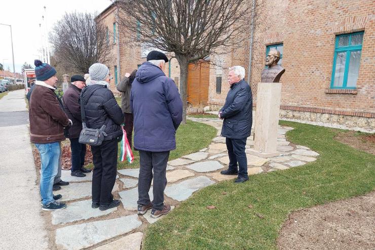 Holln Ern 201: Koszorzs s fhajts szletsnek vforduljn